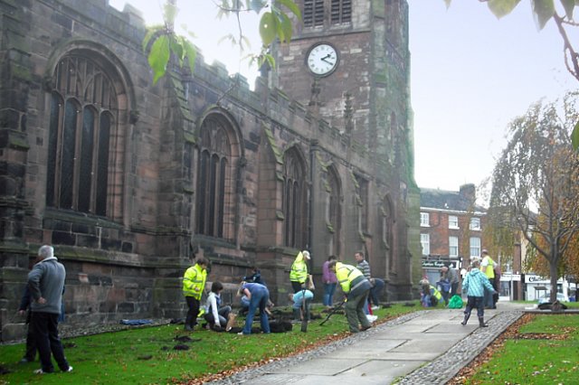 thmiddlewichcommunitybulbplanting10.jpg