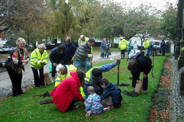 thmiddlewichcommunitybulbplanting11.jpg