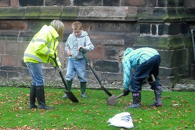 thmiddlewichcommunitybulbplanting2.jpg