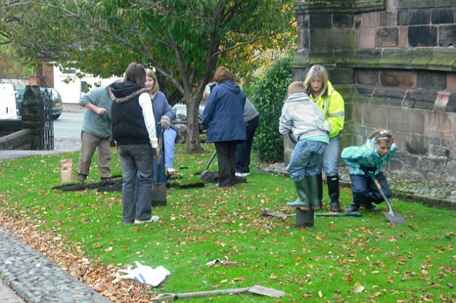 thmiddlewichcommunitybulbplanting6.jpg