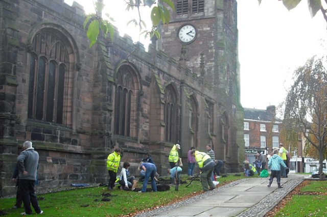 thmiddlewichcommunitybulbplanting9.jpg