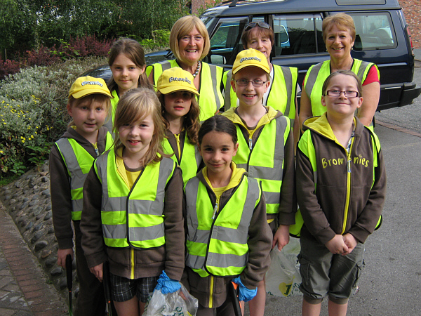 We had a very enjoyable evening on Tuesday 14th June 2011 - our annual litter pick with the Brownies - as usual there was an excellent turn out - we split into two groups & walked along the canal in opposite directions starting from the Salinae