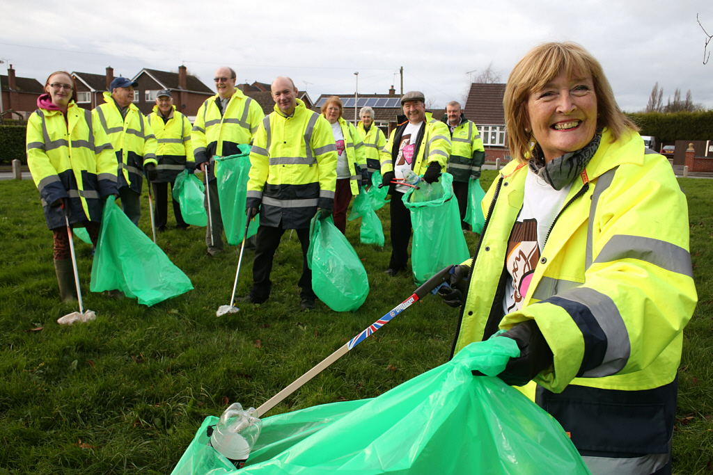 Our Galaxy Hot Chocolate litter pick celebrating the £300 donation from Galaxy towards the cost of new equipment.  We all enjoyed a cup of hot chocolate and mince pies provided by Janet.
Full details about the donation appear in our press release.