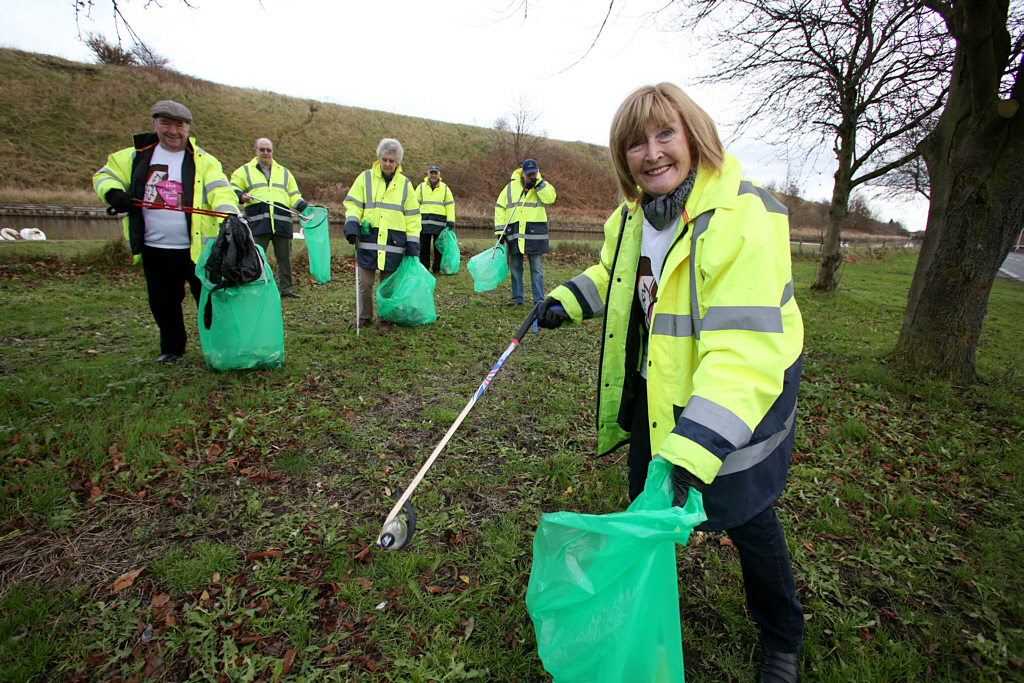 Our Galaxy Hot Chocolate litter pick celebrating the £300 donation from Galaxy towards the cost of new equipment.  We all enjoyed a cup of hot chocolate and mince pies provided by Janet.
Full details about the donation appear in our press release.