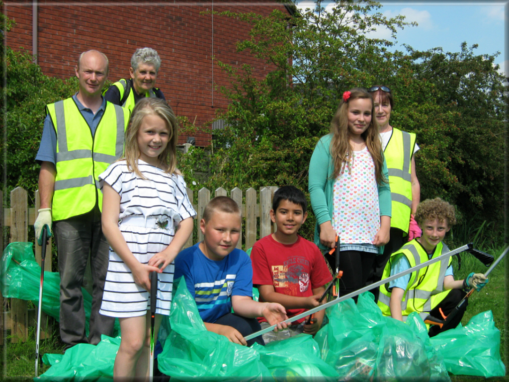 A group of us with the help of several local enthusiastic children, litter picked an area on the Holmes Chapel Road Estate. 